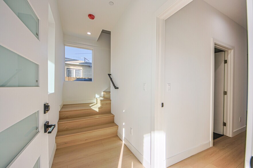 More Photos Of 2404 S Cochran Ave, Los Angeles Apartments For Sale