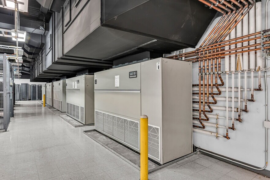 More Photos Of 400 SE Jefferson St, Topeka Flex For Sale