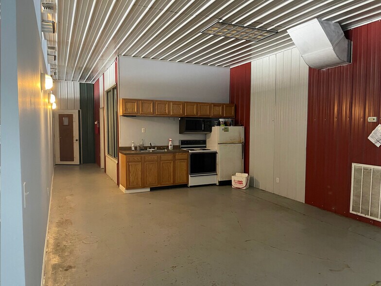 More Photos Of 653 Lakeway Dr, Russell Springs Showroom For Sale