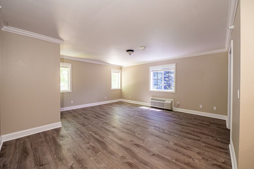 More Photos Of 461 Munson Ave, Traverse City Hotel For Sale