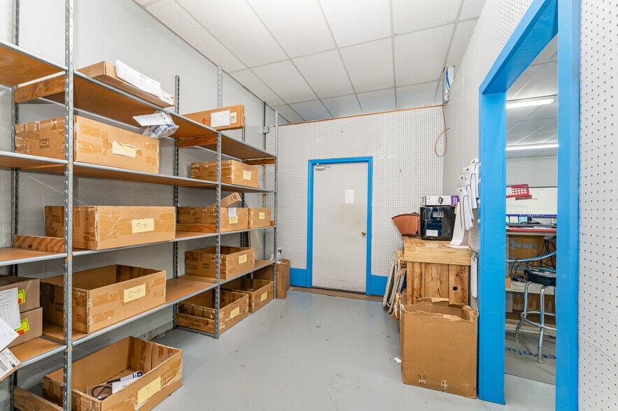 More Photos Of 4813 W Gate City Blvd, Greensboro Light Distribution For Sale