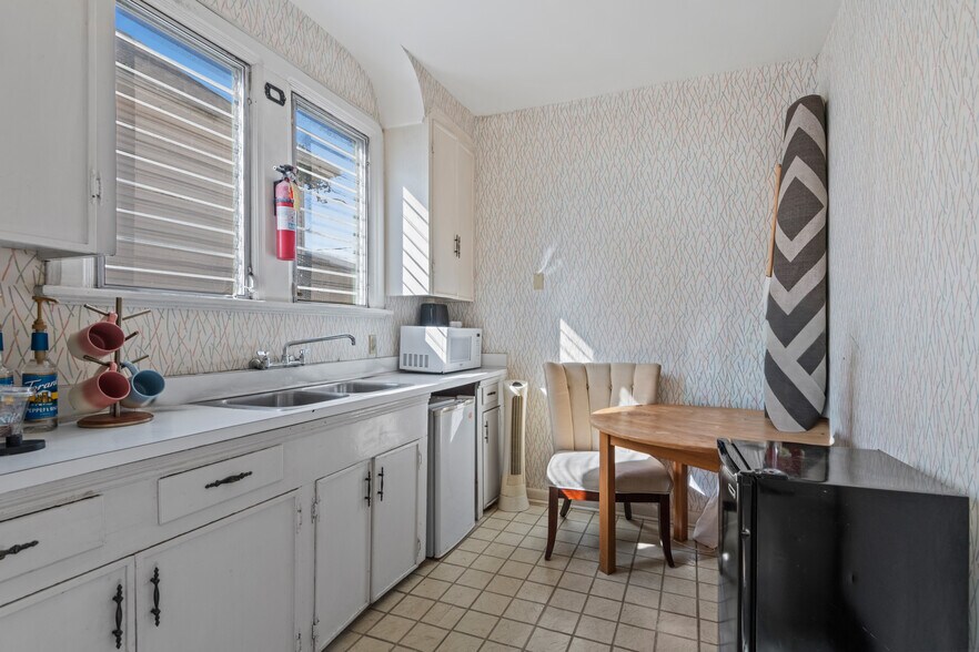 More Photos Of 405 N Causeway Blvd, Metairie Freestanding For Sale