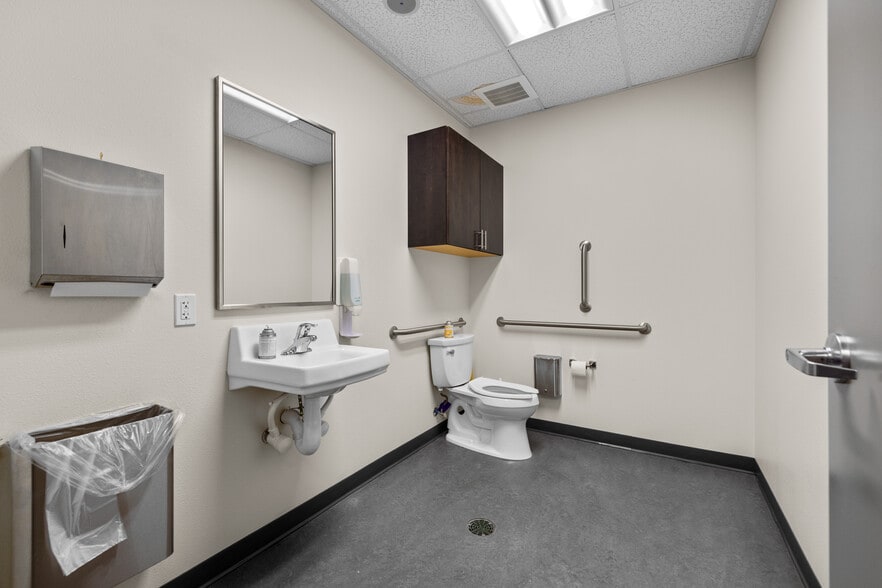 More Photos Of 115 1/2 W Wyoming St, Kalispell Showroom For Lease