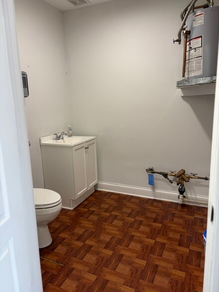 More Photos Of 1161 NW Broad St, Murfreesboro Office For Lease