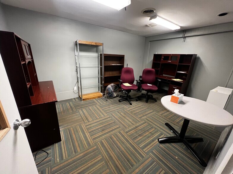 More Photos Of 1075 Ohio Pike, Cincinnati Office For Lease