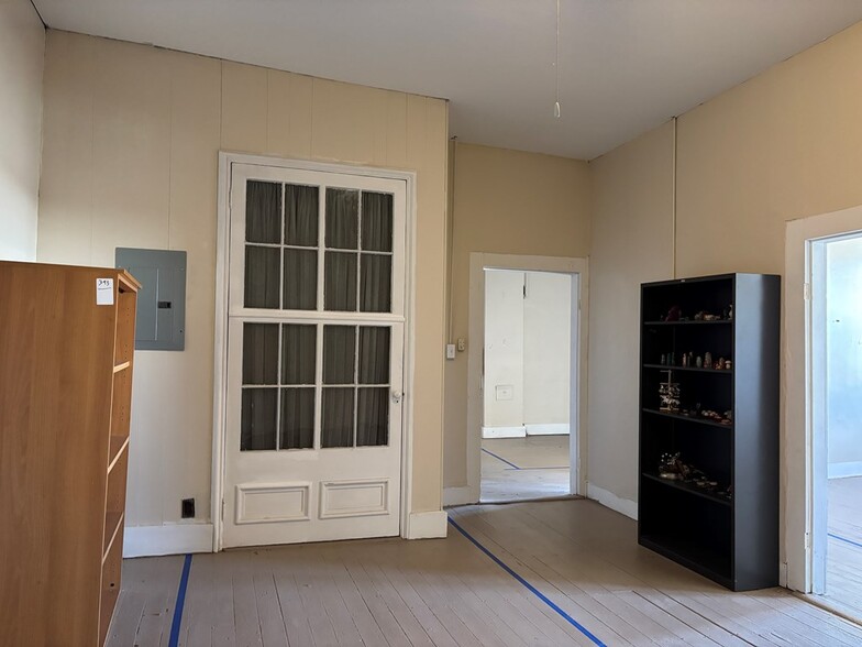 More Photos Of 122 N Market St, Waverly Storefront For Sale