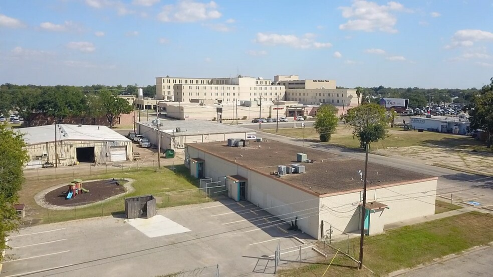 More Photos Of 402 E Guadalupe St, Victoria Freestanding For Sale