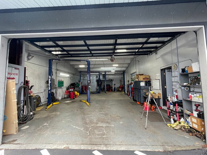 More Photos Of 16001 SE Mcloughlin Blvd, Milwaukie Auto Repair For Lease