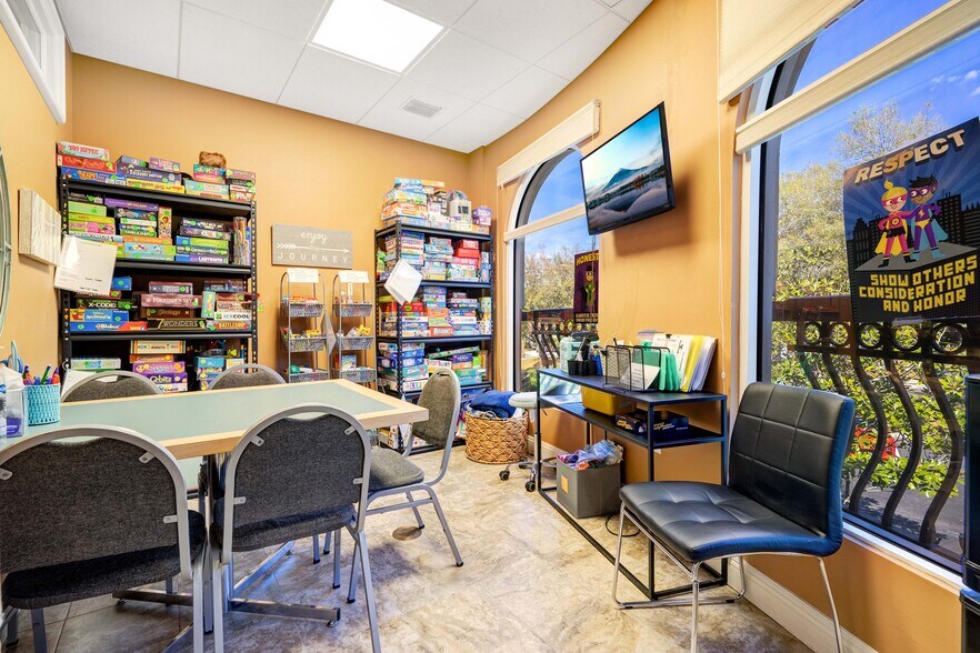 More Photos Of 260 Lookout Pl, Maitland Medical For Sale