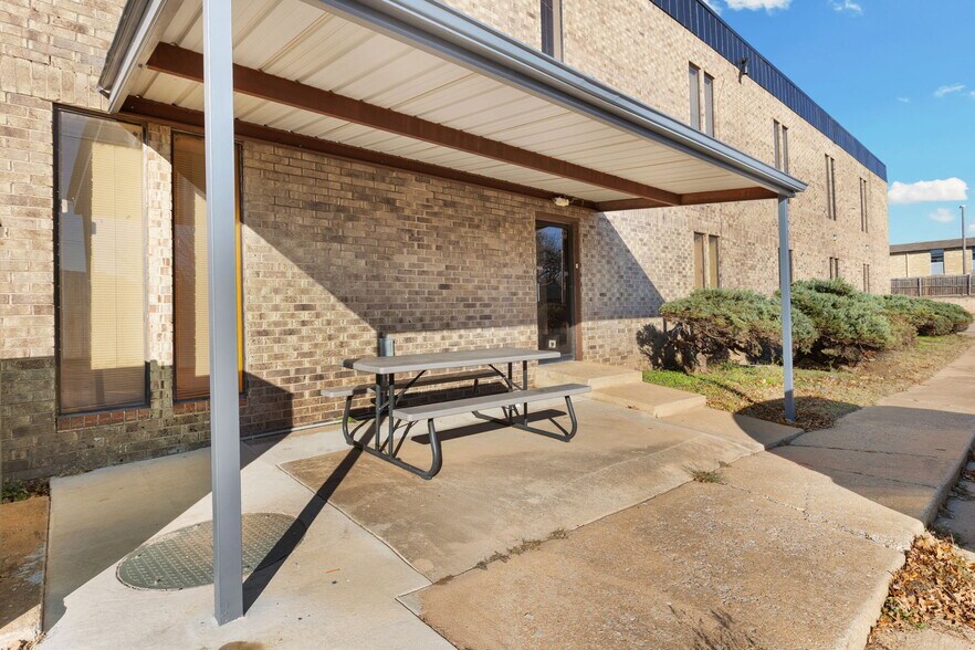 More Photos Of 1900 N Macarthur Blvd, Oklahoma City Office For Sale