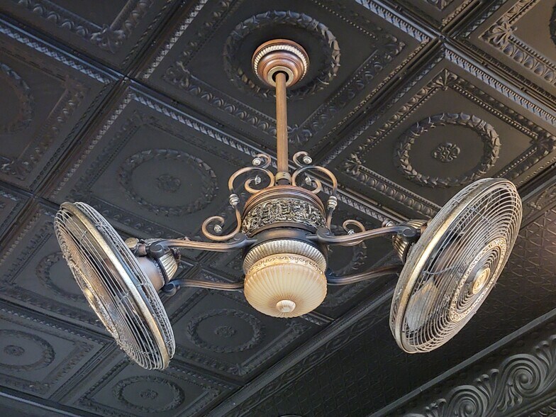 More Photos Of 5555 N Clark St, Monroe Center Restaurant For Sale