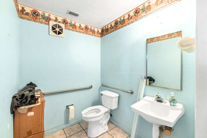 More Photos Of 6735 14th St, Bradenton Auto Repair For Sale