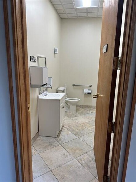 More Photos Of 10431 Perry Hwy, Wexford Office For Sale