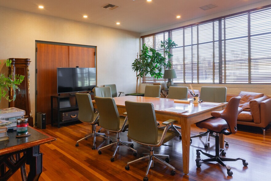 More Photos Of 1646 19th St, Santa Monica Light Manufacturing For Sale