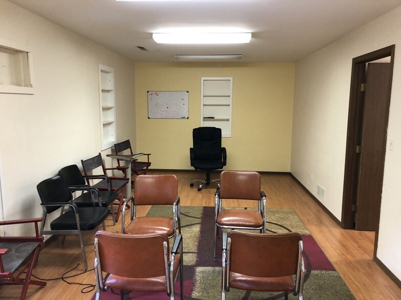 More Photos Of 252 E Washington St, East Peoria Office For Lease