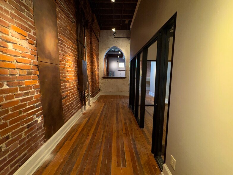 More Photos Of 390 S Main St, Memphis Office For Sale