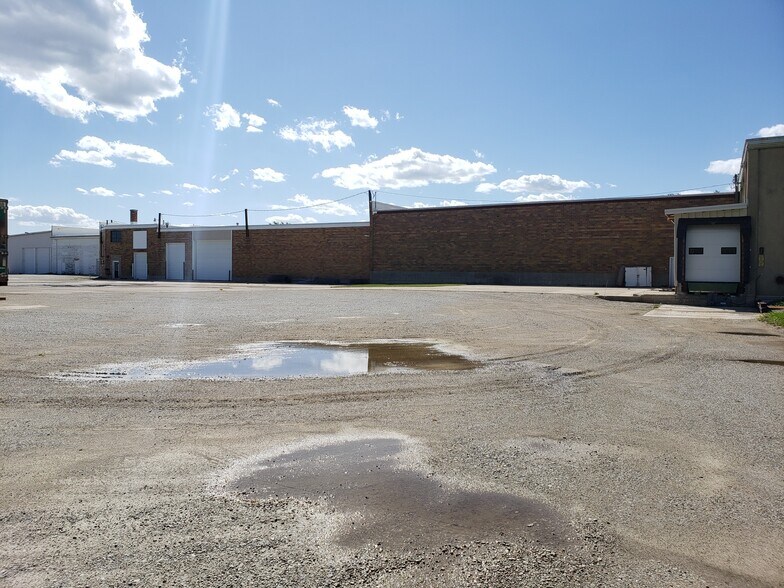 More Photos Of 100 Washington St, Fox Lake Warehouse For Lease