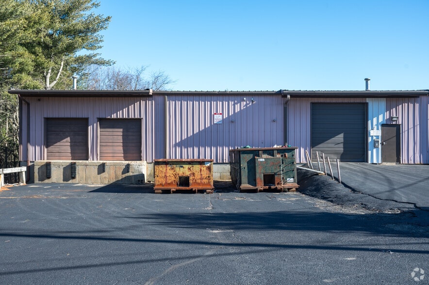 More Photos Of 9 Gallen Rd, Kingston Industrial For Lease