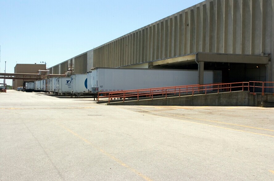 More Photos Of 2600 Weaver Rd, Macon-Bibb Manufacturing For Lease