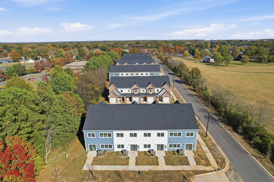 More Photos Of 13701 Erwin Rd, Charlotte Multifamily For Sale