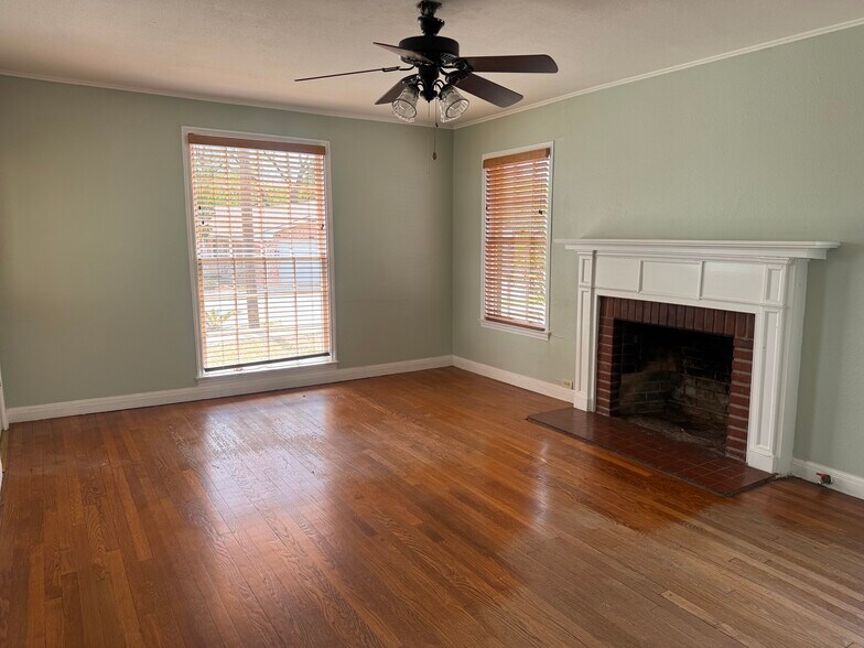 More Photos Of 400 Harvey St, San Marcos Office For Sale