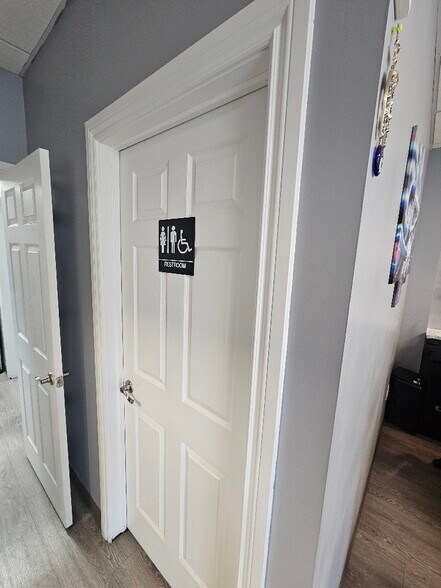 More Photos Of 158 Jericho Tpke, Mineola Storefront Retail Residential For Lease