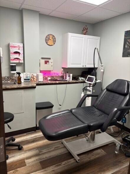 More Photos Of 85 Barnes Rd, Wallingford Medical For Sale