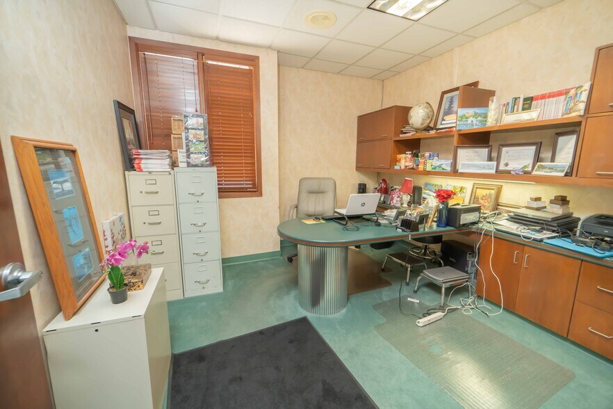 More Photos Of 100 S Santa Fe St, Visalia Medical For Sale