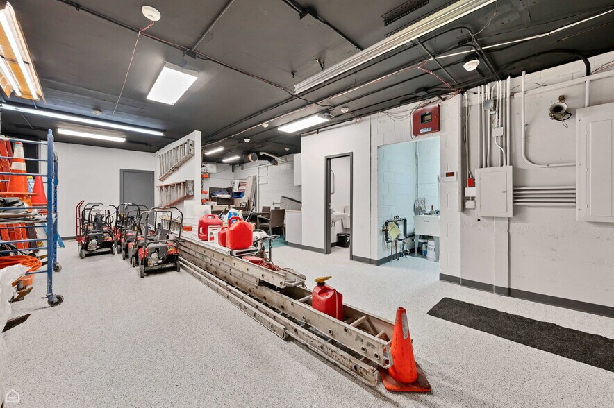 More Photos Of 837 Mannheim Rd, Bellwood Showroom For Lease