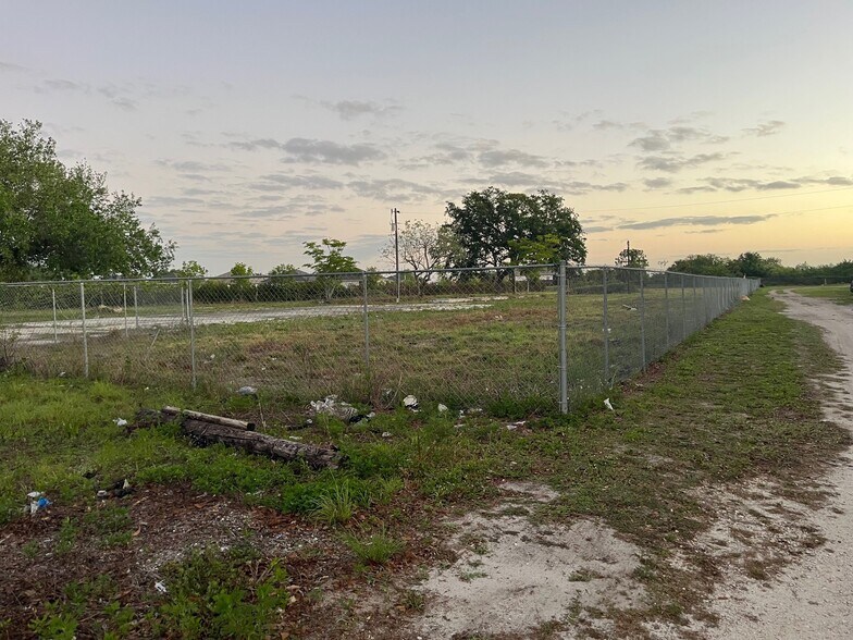 More Photos Of 106 Dixie Ave E, Immokalee Auto Salvage Facility For Sale