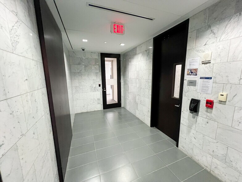 More Photos Of 303 Veterans Airpark Ln, Midland Office For Lease