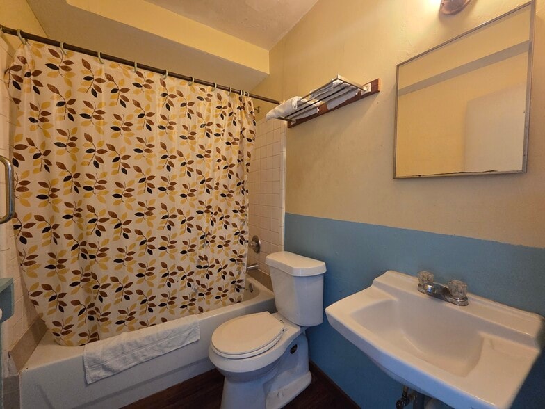 More Photos Of 1207 W Main St, Port Lavaca Hotel For Sale