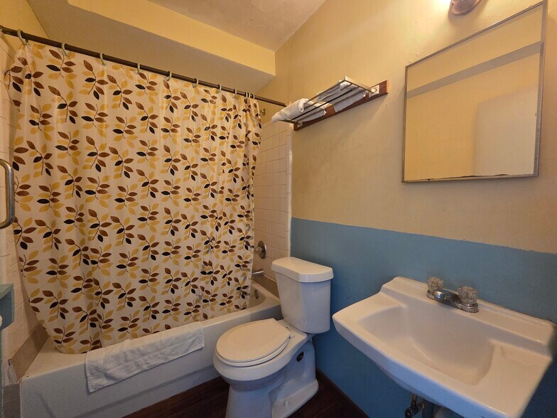 More Photos Of 1207 W Main St, Port Lavaca Hotel For Sale