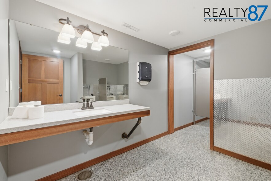 More Photos Of 4301 6th St SW, Cedar Rapids General Retail For Sale