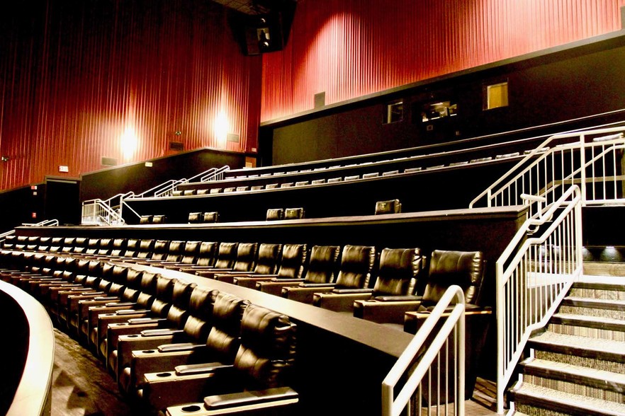 More Photos Of 300 Parkway Dr, Lincolnshire Movie Theatre For Lease