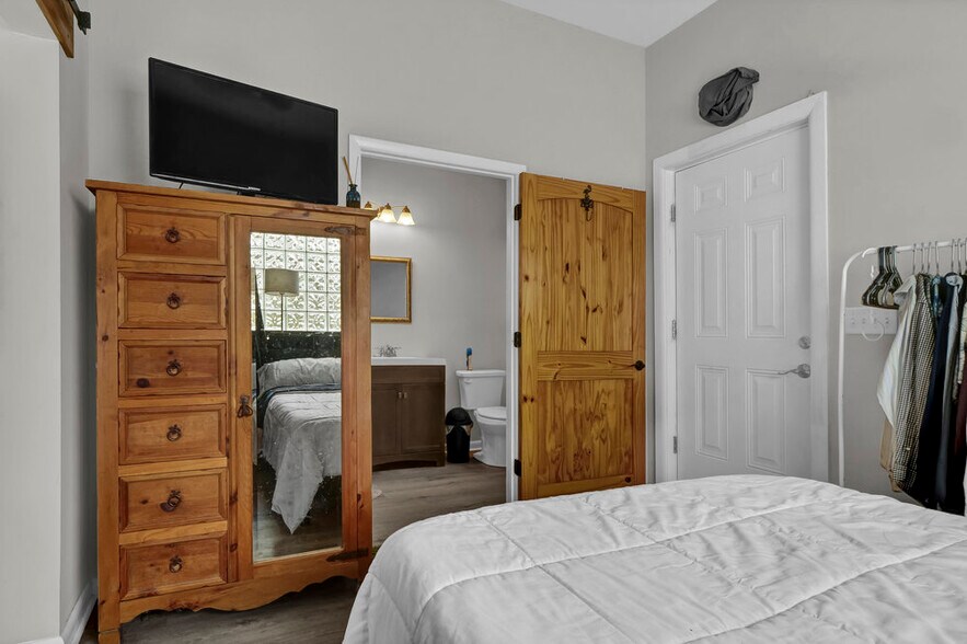 More Photos Of 2020 Princess Place Dr, Wilmington Freestanding For Sale