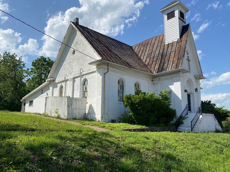 More Photos Of 400 N 3rd St, De Soto Religious Facility For Sale