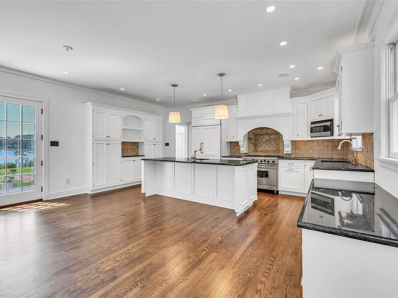 More Photos Of 158 E Shore Rd, Halesite Specialty For Sale