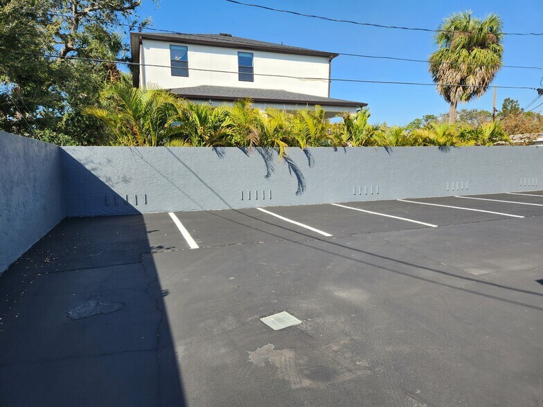 More Photos Of 4409 W El Prado Blvd, Tampa Office For Sale