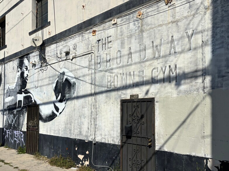 More Photos Of 10722 S Broadway, Los Angeles Freestanding For Sale