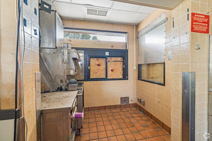 More Photos Of 2920 NE Adams St, Peoria Freestanding For Sale