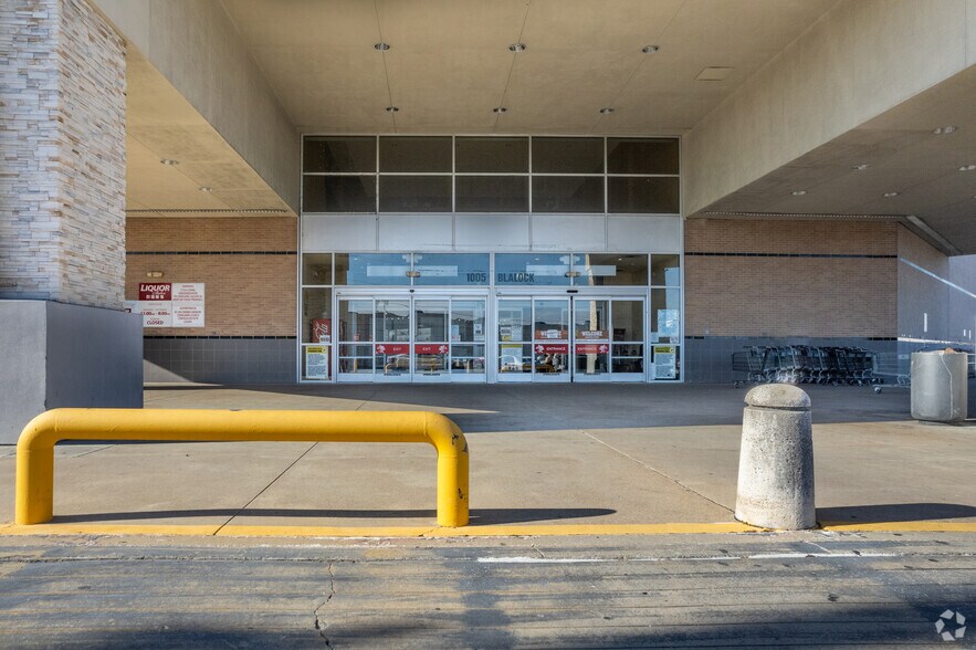 More Photos Of 1005-1049 Blalock Rd, Houston Unknown For Lease