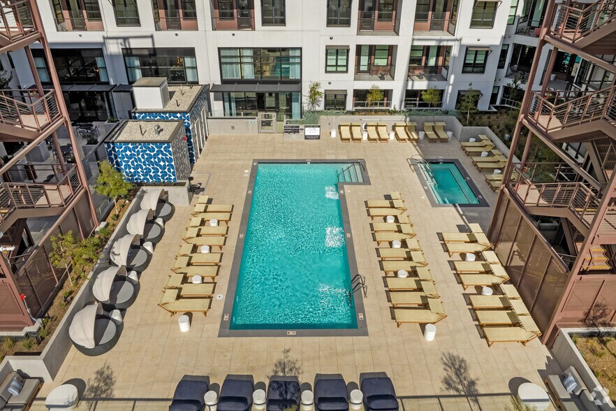 More Photos Of 6933 Santa Monica Blvd, Los Angeles Apartments For Lease