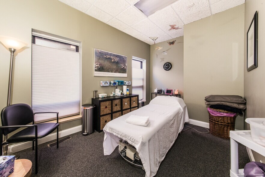 More Photos Of 828 Busse Hwy, Park Ridge Office For Sale