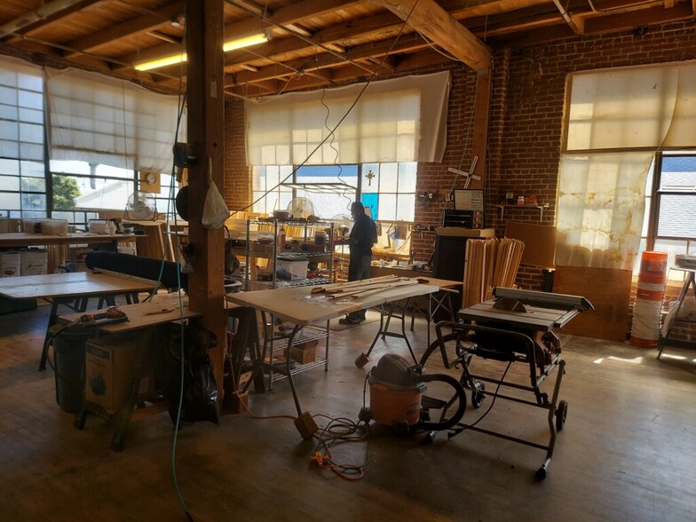 More Photos Of 2000-2010 W 62nd St, Los Angeles Warehouse For Sale