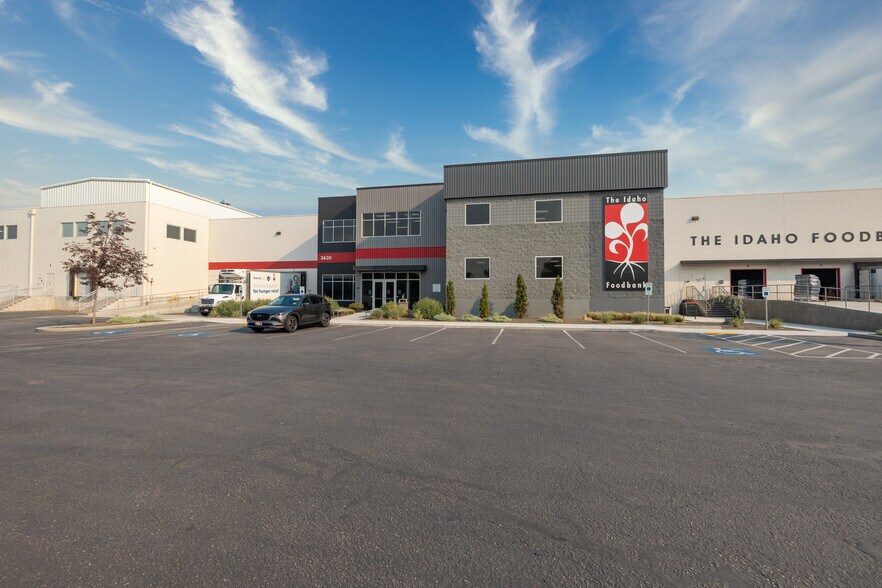 More Photos Of 3550-3650 E Commercial Ct, Meridian Distribution For Lease