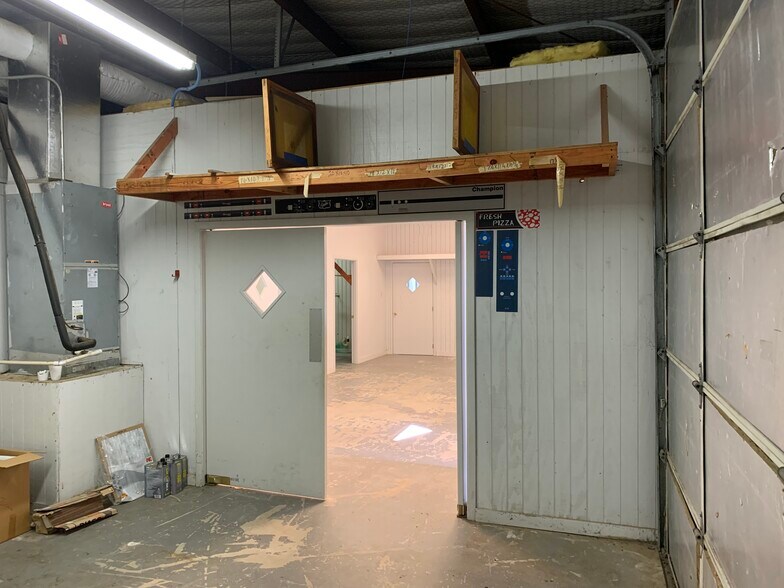 More Photos Of 5424 W Oak St, Palestine Showroom For Lease