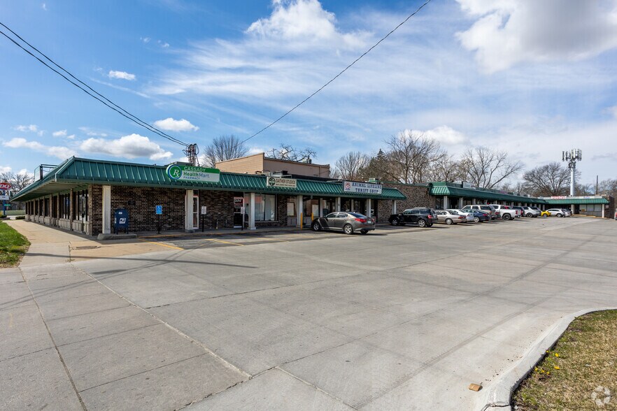 Primary Photo Of 3218-3300 SW 9th St, Des Moines General Retail For Lease