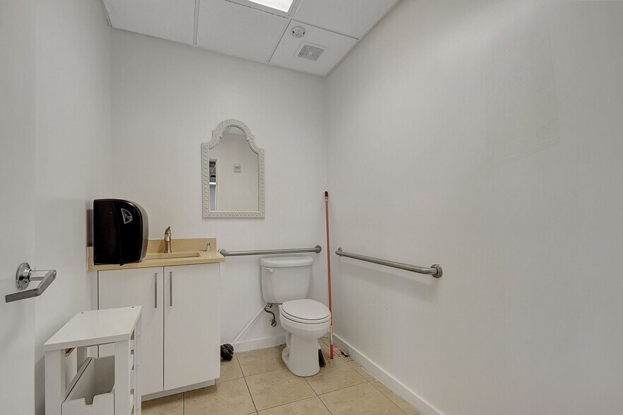 More Photos Of 7150 Seacrest Blvd, Lantana Showroom For Sale