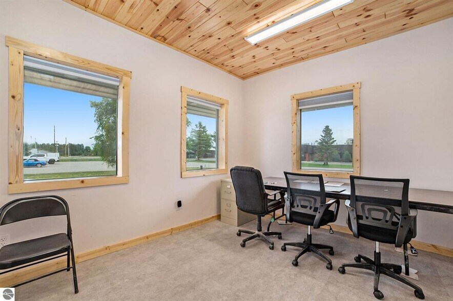 110 W Park Dr, Kalkaska, MI 49646 Service For Sale